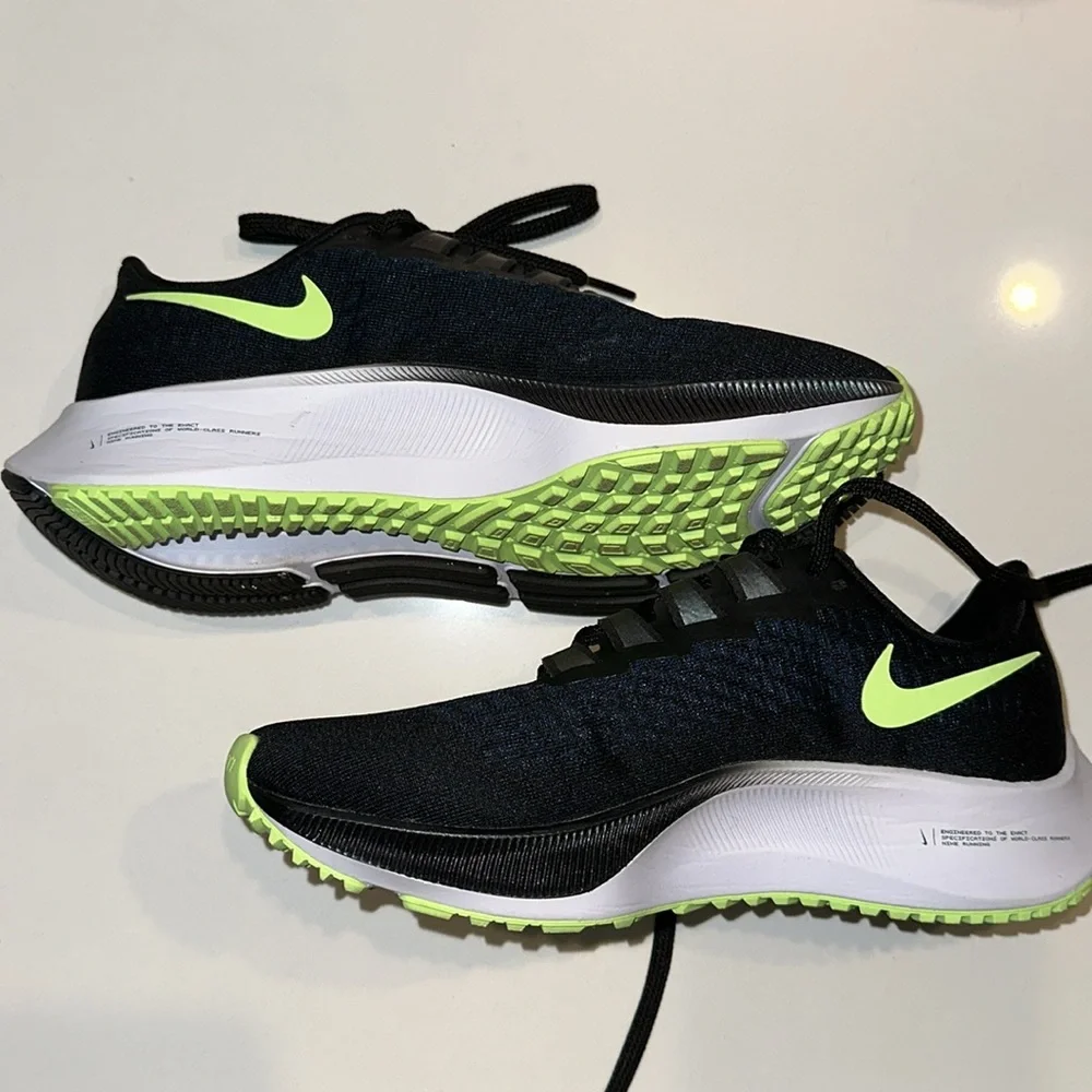 NIKE women’s Air Zoom Pegasus 37 black/ghost green running walking sneakers 6